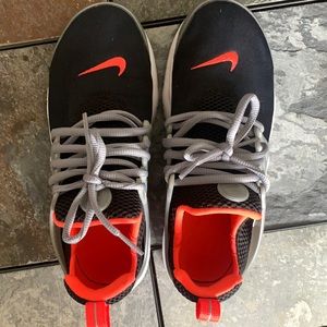 Nike sneakers size 5 youth or 7 in woman
